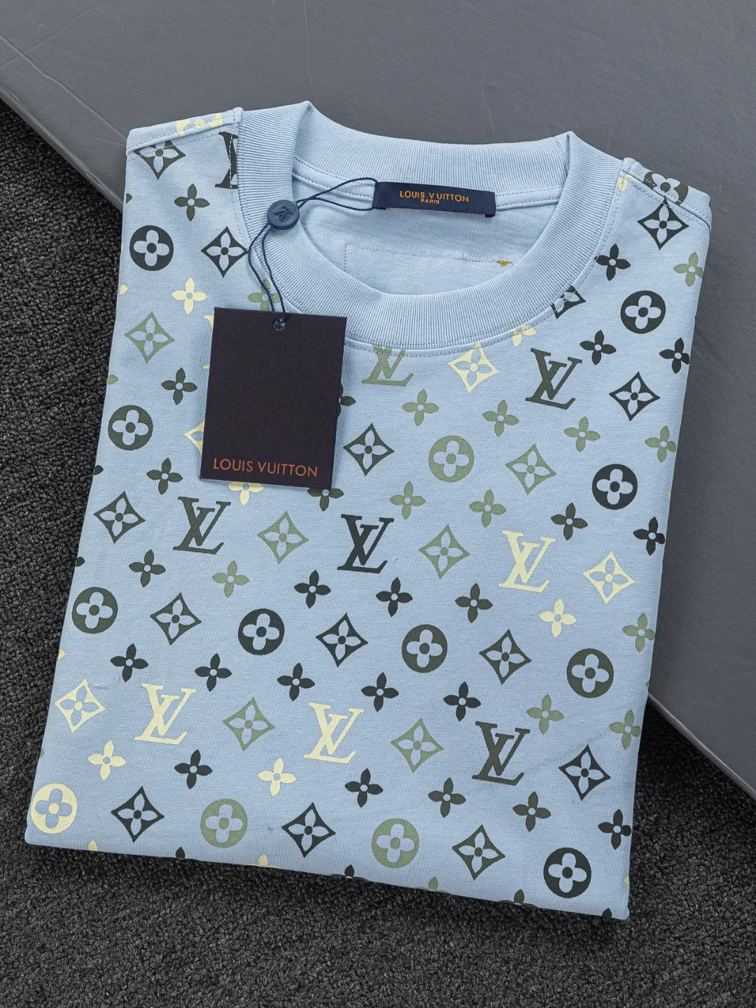 🅿️200 Louis Vuitton 1V LV lv slightly wide version S-XL LV 26ss new products are available at the counter simultaneously. Multiple craftsmanship. Chest patch letters 🪡 embroidery. Back patch letters four-leaf clover 🍀🪡 embroidery. Round neck short-sleeved T-shirt, same style for men and women! Consigned to one-to-one creation. Synchronized with the official website, pure cotton fabrics at the counter! It is close to the skin and comfortable, durable and easy to wear. It has a classic and simple logo design and meticulous original craftsmanship. Short-sleeves, a must-have item for men, do not appear to be the same for the general public, but must be unique and eye-catching. This LV short-sleeve is all about quality, comfort, the same shape and fashion as always, including fabrics and cutting techniques. All of them have been made with great effort! 320 grams of washed pure cotton fabric, pure cotton is breathable, very refreshing and comfortable for daily wear. The rib knitting on the neckline is smooth and tight, and the neckline will not be skewed if you toss it at will. The loose version, you will find that it looks really good on the upper body. The overall is minimalist and neat, super versatile for daily use! Pair it casually with a pair of pants for a youthful look. A T-shirt will make your outfit crazy. It is a fashionable item that can never go wrong! Color: Green Blue Purple Size: S-XL Size chart: S: Shoulder width 50-Bust 56-Length 70 M: Shoulder width 52-Bust 57-Length 72 L: Shoulder width 54-Bust 59-Length 74 XL: Shoulder width 56-Bust 62-Length 76